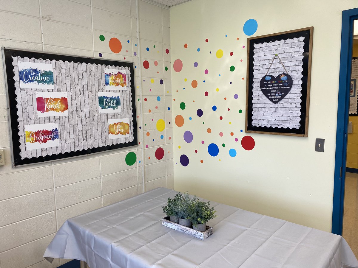 _MrsDunham's tweet photo. Making progress on my office! #assistantprincipal https://t.co/dp5AFpgn4W