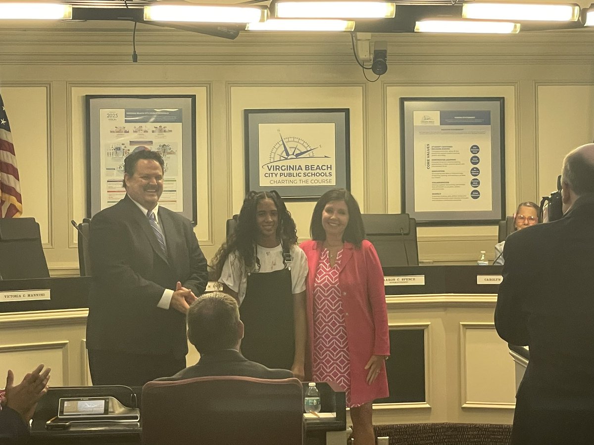 plazamiddle's tweet photo. We are 💙Plaza Proud🧡 of Alicia Ortiz, rising 8th grader at Plaza — she was recognized for being the One in 7 Billion challenge WINNER 🏆 Over 2500 submissions and 48 countries represented and OUR @vbschools @plazamiddle student won it ALL. Terrific work, Alicia 🎉 #IBUnited https://t.co/c24sNSAtt4