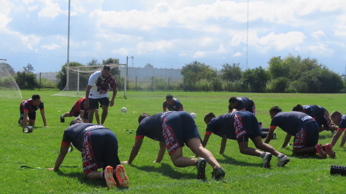 Fedechilo12's tweet photo. #SanAntonio | "Enfrenta al campeón"
El equipo de la dupla mañana a partir de las 16 hs en la cancha de #SpCarril va a enfrentar a #DepLaMerced por la semi de ida de la Copa Salta.
Un partido de final sin dudas por ser los ultimos ganadores del certamen. Si bien el once de https://t.co/5Ungnv5xh9