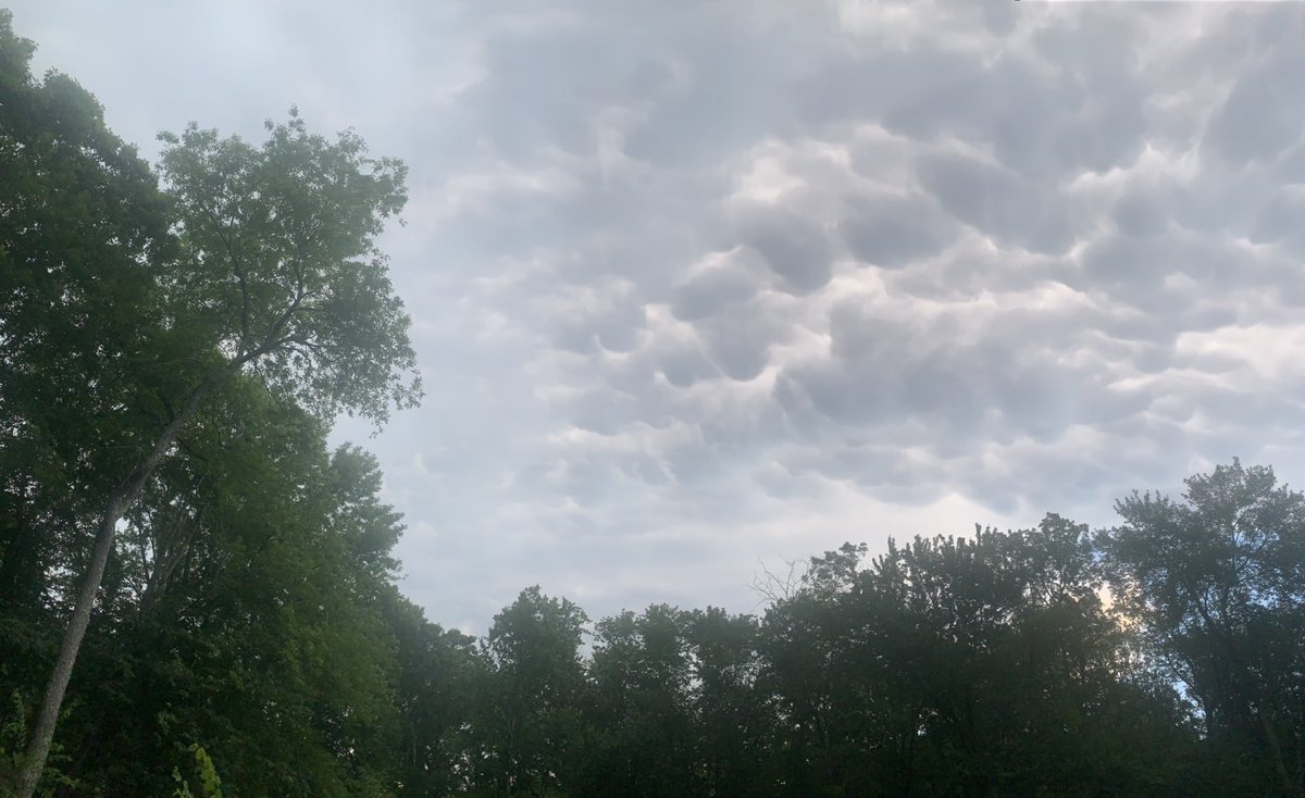 Jebweather's tweet photo. A showing of Mammatus clouds over Sutton, MA a short time ago. @PeteNBCBoston @SurfSkiWeather https://t.co/JojAZmz60U