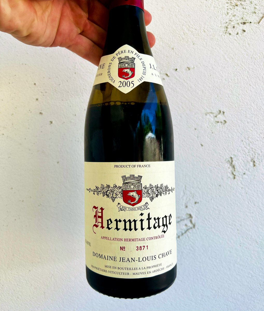 05 Chave #Hermitage is prodigious. This ripe & powerful #Syrah is showing baked strawberry, cranberry, muddled cherry, bacon fat, clove, fennel, lavender, rose, red & green peppercorns. Structured & phenolic, decant now. Keep 10+ 💪🏼#wine #winetasting #sommelier #rhonevalley