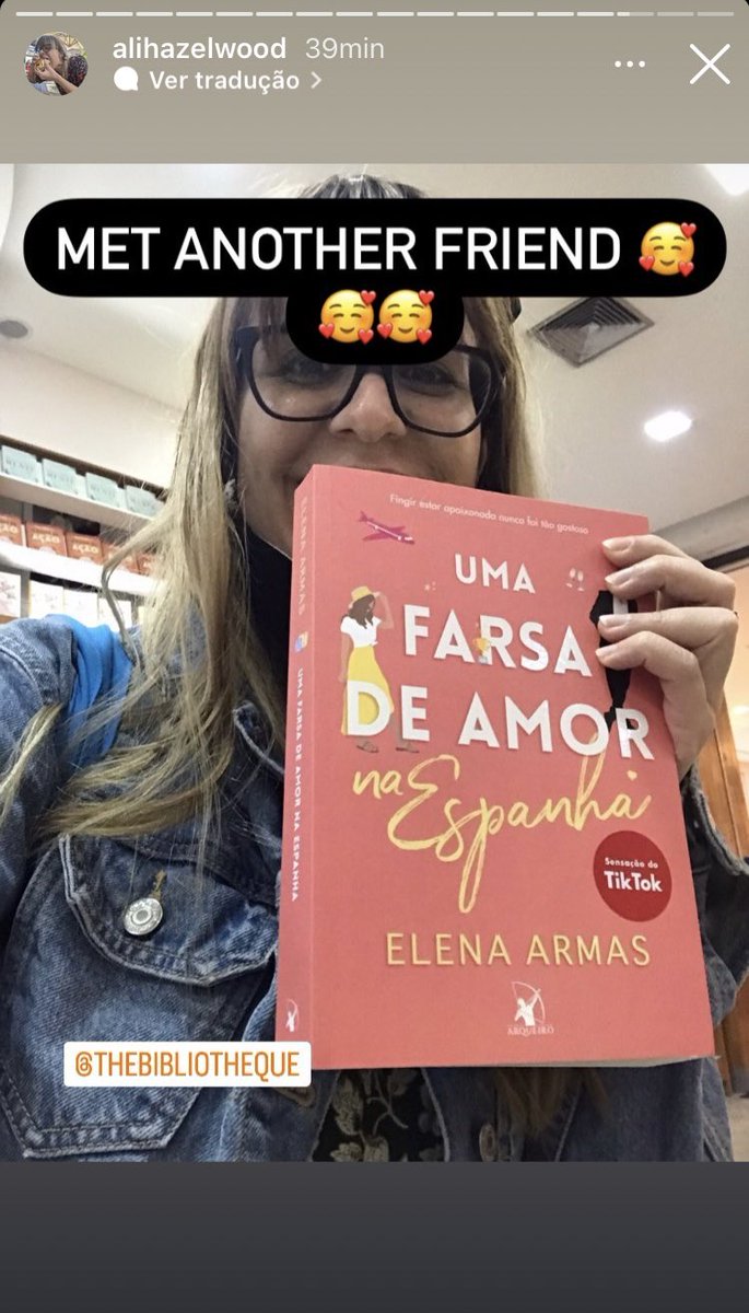 aelinscake's tweet photo. a ali hazelwood que é a autora de the love hypothesis postando foto com os livros br e marcando as autoras deles era tudo que eu precisava ver https://t.co/0YbTY1I8Vg