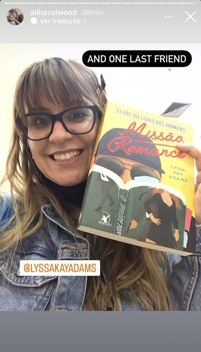 aelinscake's tweet photo. a ali hazelwood que é a autora de the love hypothesis postando foto com os livros br e marcando as autoras deles era tudo que eu precisava ver https://t.co/0YbTY1I8Vg