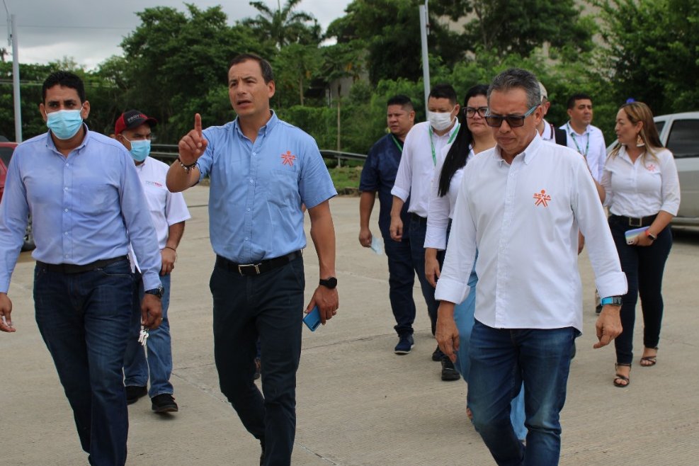 SENAenBolivar's tweet photo. En @SENAenBolivar🧡recibimos a Wilson Rojas, director administrativo y financiero de #SENA quien recorrió🚶🏻las obras que se realizan en el Centro Multisectorial Ternera. Visitó los ambientes de Cocina, Enfermería, Agroindustria y Joyería de los Centros Agroempresarial y Comercio. https://t.co/AeBVcbRwo7