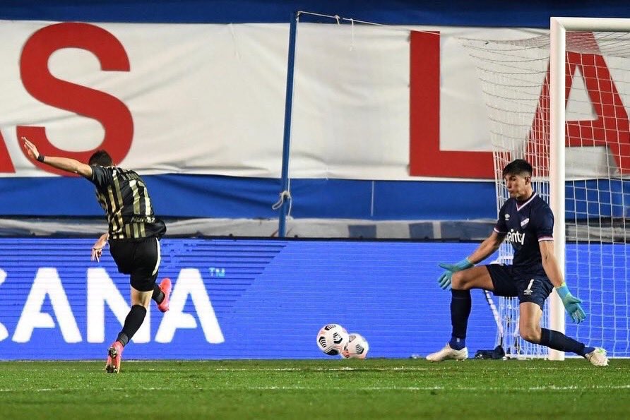 CAPinPictures's tweet photo. July 15, 2021.
Parque Central, Montevideo.
Conmebol Sudamericana.
Peñarol v Nacional (uru).
Valentin Rodriguez scores against a helpless Sergio Rochet. https://t.co/STcKcpyG8A