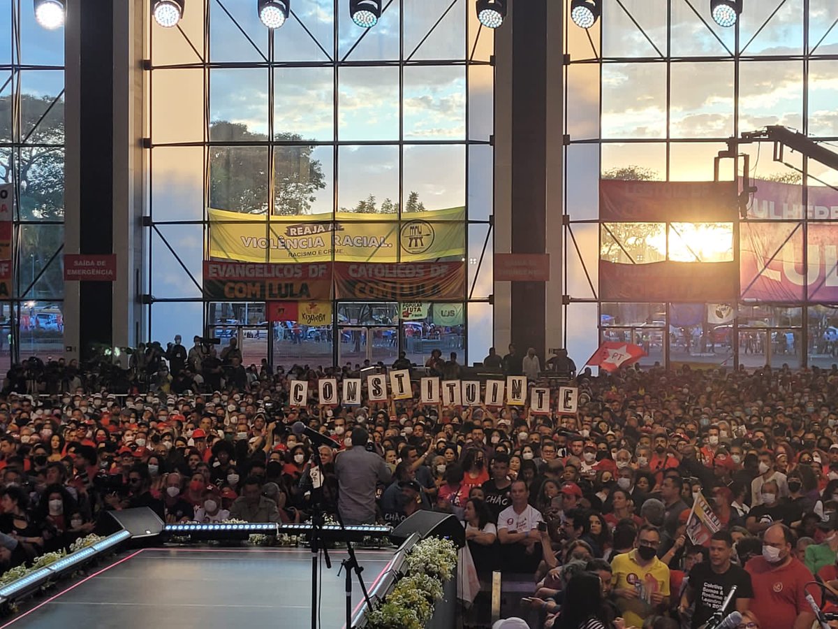 DAPBrasil's tweet photo. Em Brasília, o DAP está presente no ato público com Lula levantando a bandeira da Constituinte. #constituintecomlula #PartidoDosTrabalhadores #Lula #Constituinte #DiálogoEAçãoPetista #PT #LulaEmBrasília #Brasília https://t.co/h2mjVOjSGz