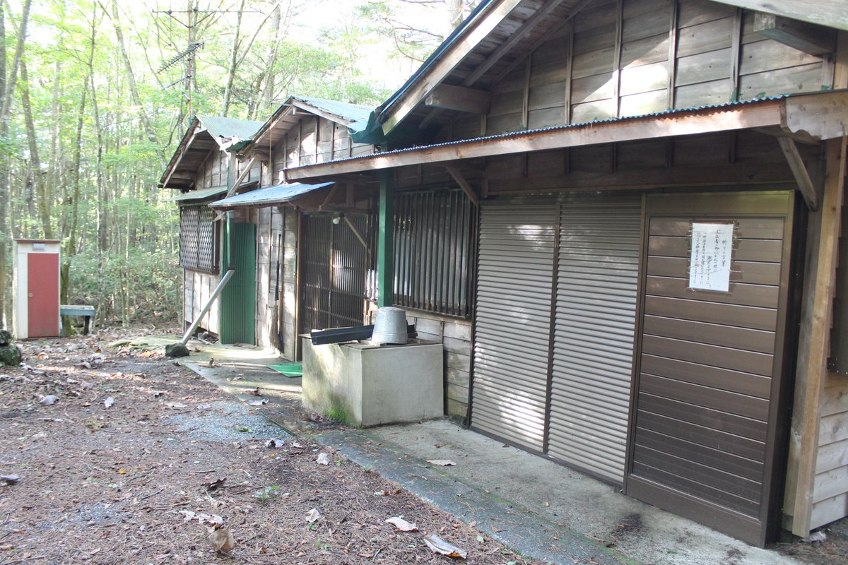 樹海の真ん中にある乾徳道場。最初にミリオンに言われて教祖的な人に取材してきたら編集長に
「成功すると思わなかった。載せたらクレームが来るかもしれないからボツにする」
って言われて落胆した。失敗する前提で仕事をふるなよう。そんなに宗教怖いか。数年後にもう一回取材して漫画にして載せれた 