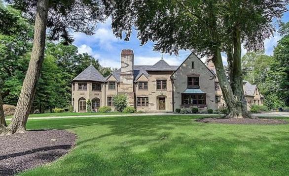 So many options for shooting the perfect scene! 5 bedroom, 5 1/2 bath, very large kitchen, dining room with preserved 1920?s finishing, great room with 5 ft tall fireplace, and a beautiful sunroom. View property here, reellocations.com/listing/?p=495….