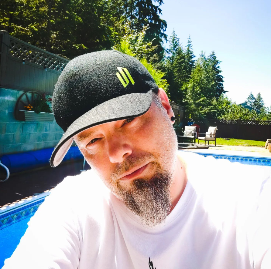 neucarbontm's tweet photo. Nothing like creating from your backyard in 33C weather and a slight breeze to take the sting of the heat away. 🏜️🏊🖱️🤘🏻🖤 Summer is here! ☀️ #motiongraphics #summerishere #summer #hot #beattheheat #neucarbon #jacksonpresley #video #sunny #tweetme https://t.co/t1g4zivS8y