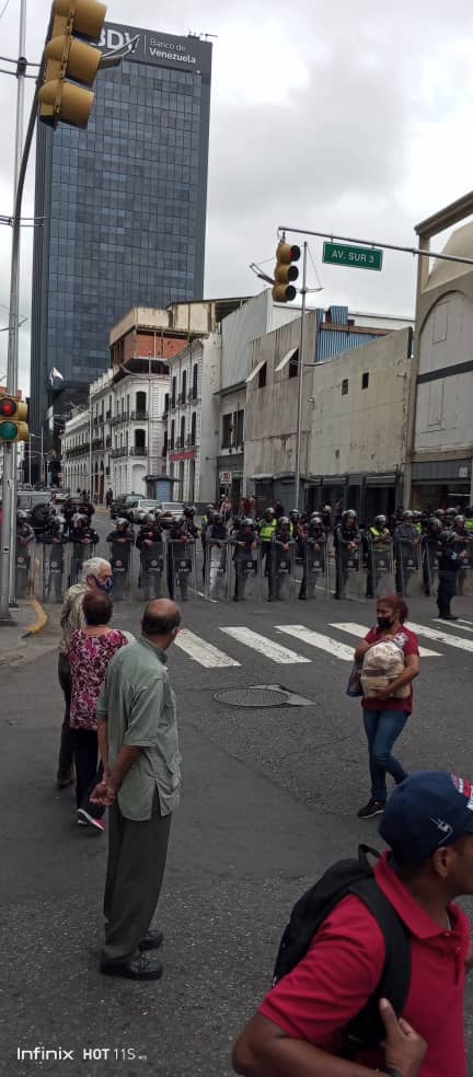 yosmary's tweet photo. Hoy se realizó marcha Unitaria de Trabajadores (as) para exigir derogación de Instructivo ONAPRE. 

Denuncian violación de derechos laborales y negligencia Min Trabajo.

Exigen ajuste salarial y cese de criminalización de la protesta así como la libertad de trabajadores presos. https://t.co/g4s29bL3kA