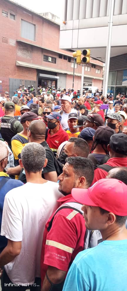 yosmary's tweet photo. Hoy se realizó marcha Unitaria de Trabajadores (as) para exigir derogación de Instructivo ONAPRE. 

Denuncian violación de derechos laborales y negligencia Min Trabajo.

Exigen ajuste salarial y cese de criminalización de la protesta así como la libertad de trabajadores presos. https://t.co/g4s29bL3kA