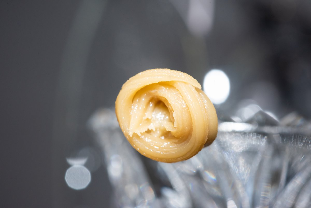 Tuesdays are for the #terps and our Bacio Bars #hashrosin is loaded with them! This award-winning strain is a cross of Wonka Bars and Gelato and tests around 2.9% total terpenes. We’ve got our e-nail set at 420 for low-temp dabs on the dot at 4:20! 🍯🐝💛 #LazyBeeGardens