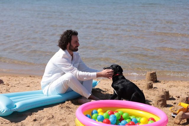 kursun_oficial's tweet photo. Aquí me quedo, con la mejor familia que podría haber elegido!!♥️
Jugando con las olas, con los castillos de arena improvisados, con las piscinas de bolas que en realidad son para mí... Sanando corazones!!! 
Hasta siempre, inocentes 🌊🐾🐕
#InocentesFinal https://t.co/JYZSvb3blp
