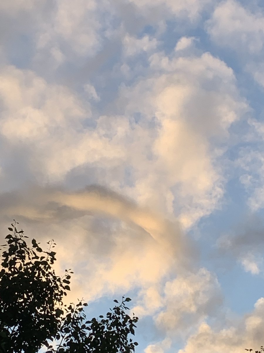 stymest_tracy's tweet photo. @AnthonyFarnell @globalnewsto Good Evening, just wondering what this cloud would be called ? Taken just outside Halifax tonight , thanks ☁️🌥 https://t.co/6oF3f6Cqn4