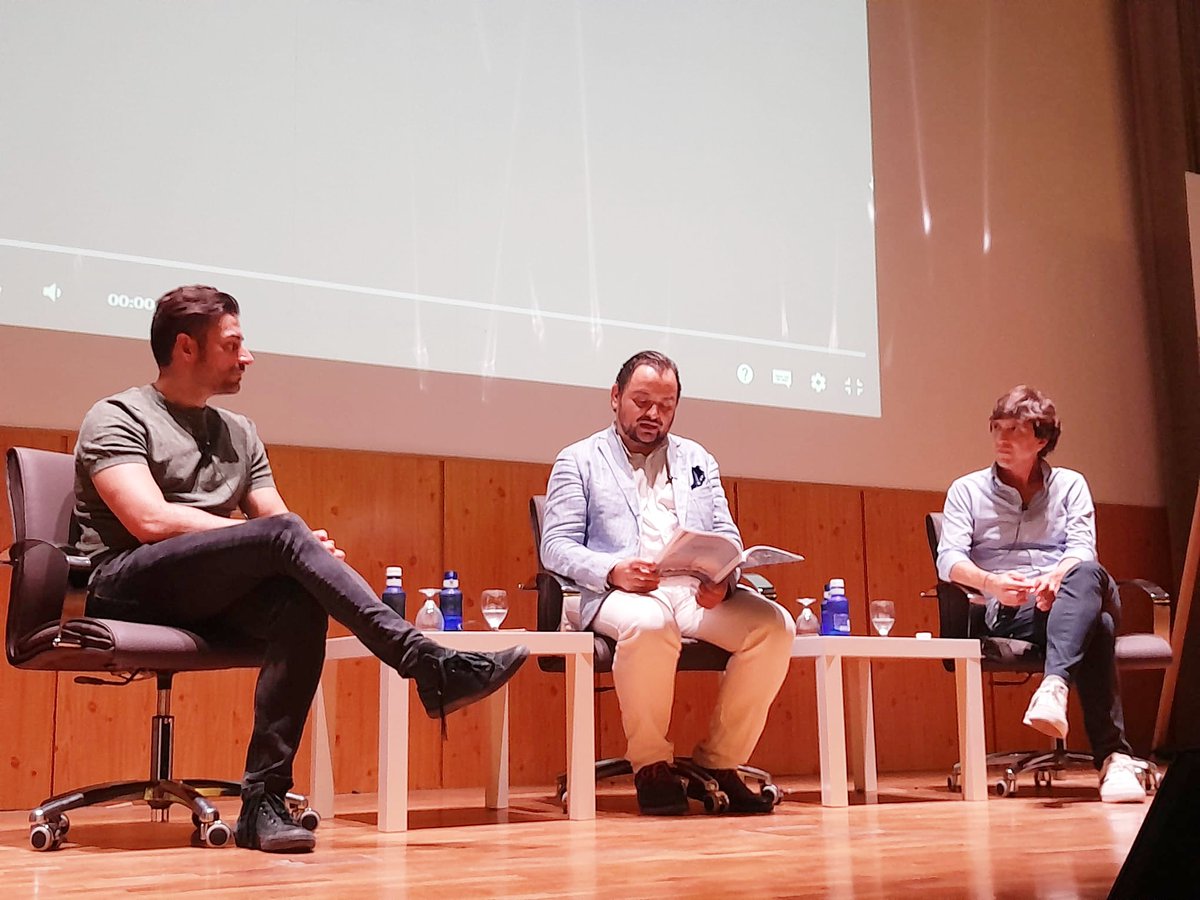 🆕️ Memorable el coloquio de "Umbral: anatomía de un dandy" (2020), junto a sus directores <a href="/charliearnaiz/">Charlie Arnaiz</a> y @AlbertoBtmn, sobre el <a href="/umbral1932/">Francisco Umbral</a> más íntimo ✍🏻

🏛 El auditorio de <a href="/RCU_EMC/">RCU María Cristina</a> lleno con María España o Carmen Rigalt entre los asistentes <a href="/FundacionUmbral/">FundacionUmbral</a> <a href="/CursosVeranoUCM/">Cursos de Verano UCM</a>