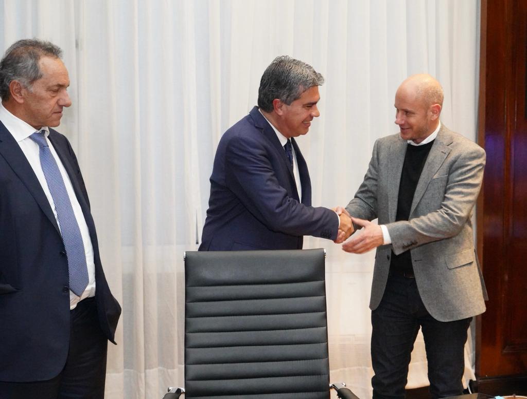 También nos reunimos con <a href="/danielscioli/">Daniel Scioli 🇦🇷</a> y <a href="/jmcapitanich/">Jorge Capitanich</a> para poner a disposición de la provincia de Chaco una línea de microcréditos a empresas y emprendedores locales a través del <a href="/BancoNacion/">Banco Nación</a>.

Potenciamos a las PyMes chaqueñas para que produzcan más y generen más empleo.