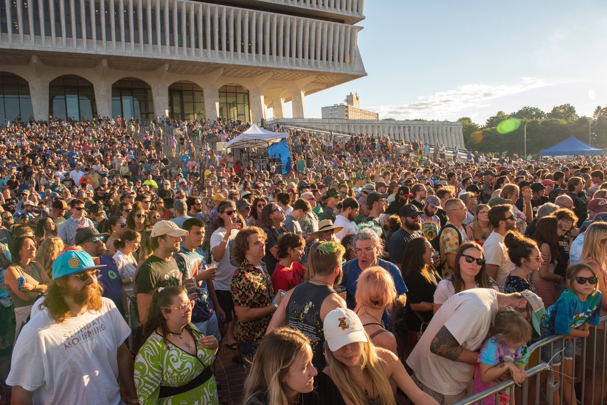 Pat Benatar &amp; Neil Giraldo Event Schedule 🎸

5:00 p.m. | DJ T.G.I.F
5:30 p.m. | Madison Vandenburg Band
6:30 p.m. | DJ T.G.I.F.
7:00 p.m. | <a href="/benatargiraldo/">Benatar and Giraldo</a> 

Details: empirestateplaza.ny.gov/capital-concer…