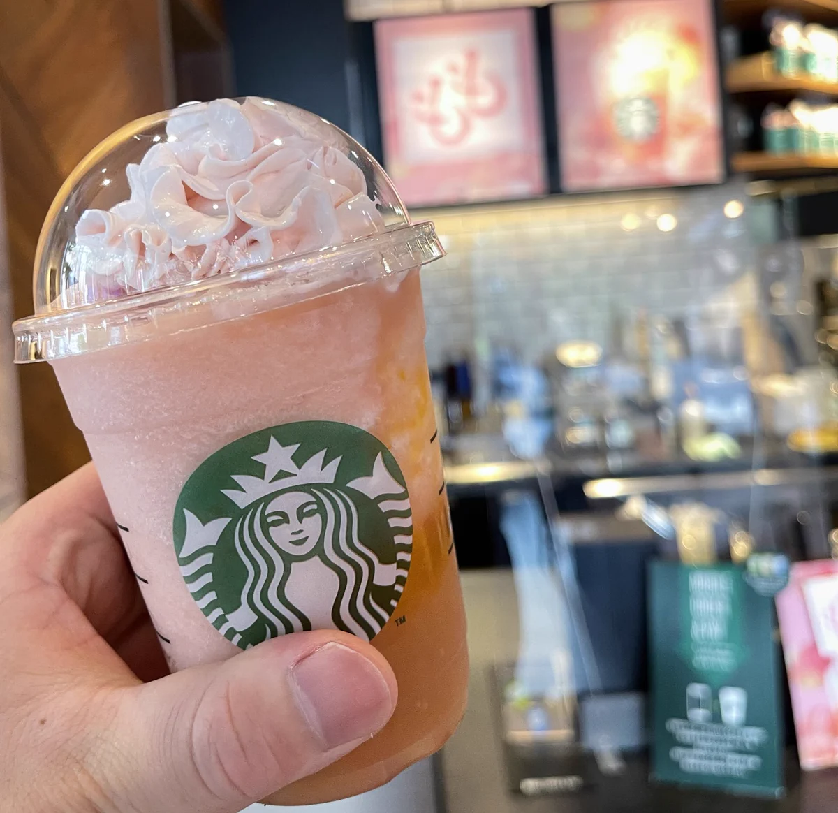 スタバ新作、桃フラペチーノ！美味しく飲める裏技カスタム大公開♪