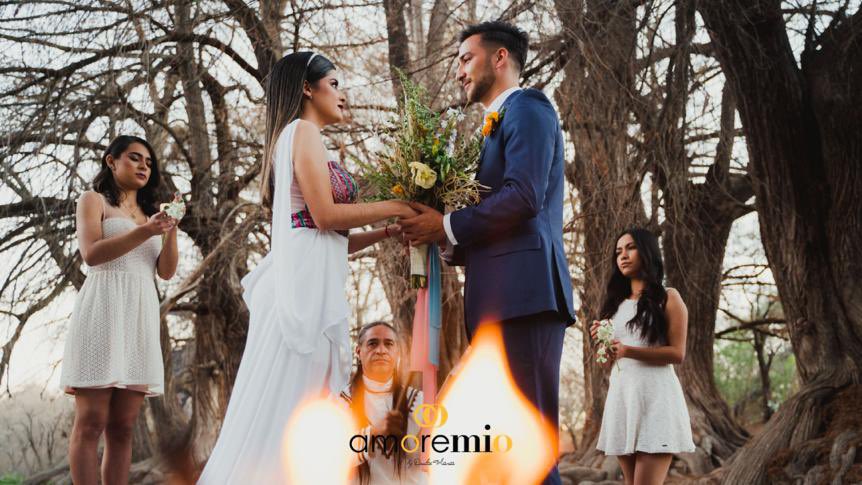 🌸 En las tierras que abarca #Aguascalientes, se desarrollaron culturas que llevaban a cabo rituales como el Amarre de Tilma, ceremonia chichimeca que representa la unión de dos almas, unidas con elementos de la tierra.🌿
#BodasTradicionales
#MartesdeBodas gob.mx/cms/uploads/at…