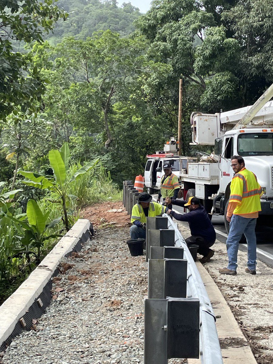 Estuve inspeccionando proyectos en el Municipio de Isabela en la PR-459 reparación de deslizamiento y en el Municipio de Adjuntas en la PR-123 trabajos sobre seguridad vial y reparación de deslizamientos. <a href="/actprgov/">Autoridad de Carreteras y Transportación (ACT)</a> <a href="/fortalezapr/">Puerto Rico Governor's Office</a> #SeguimosTrabajando