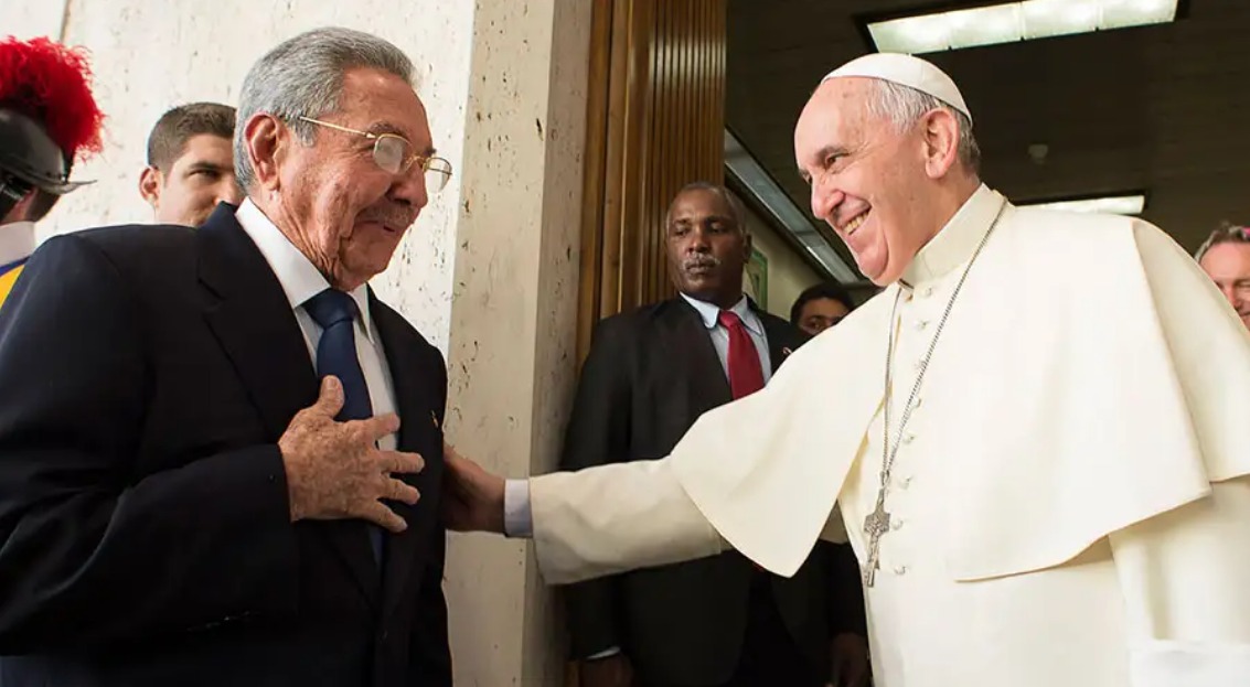 El Papa asegura que tiene una “relación humana” con Raúl Castro.

reportecatolicolaico.com/2022/07/12/el-…