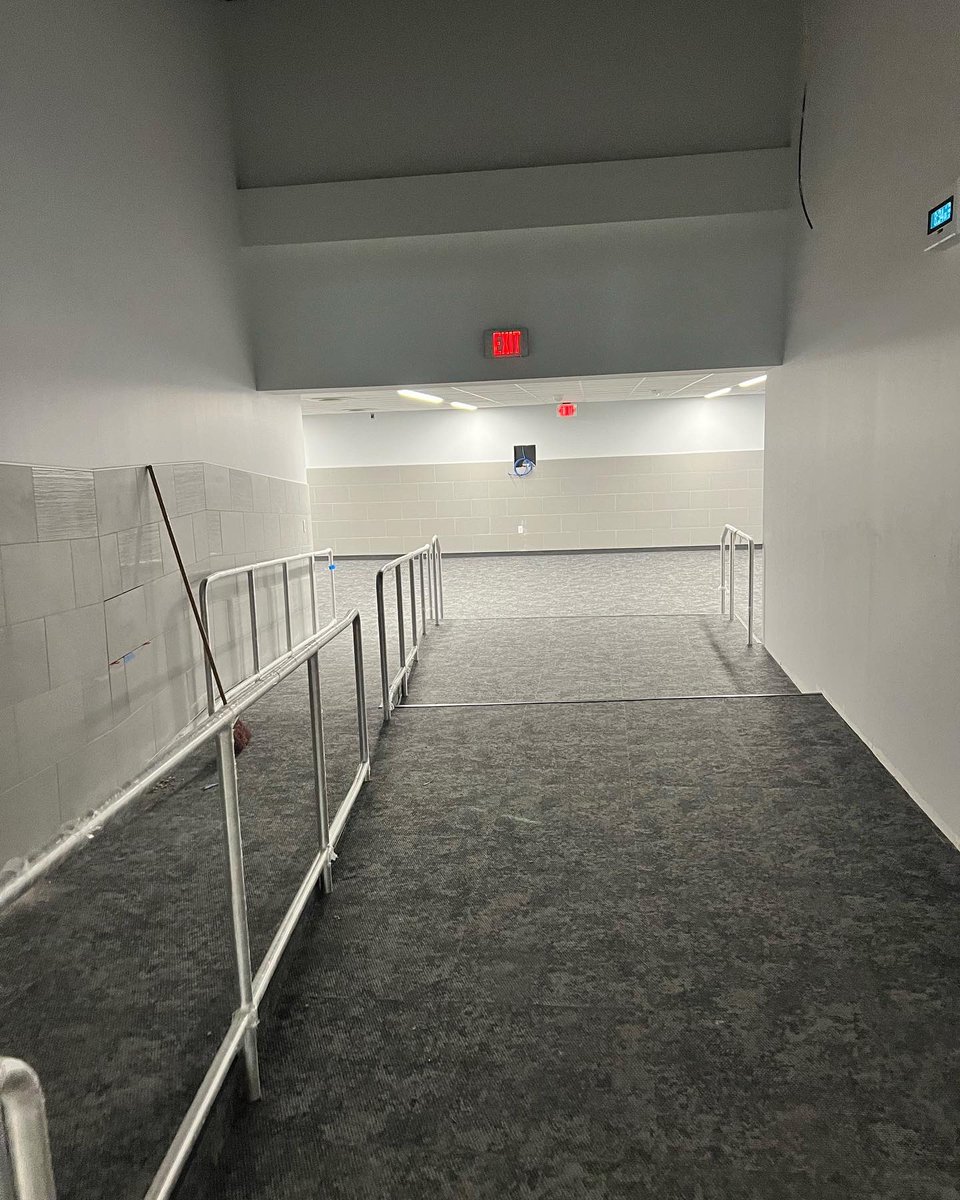 DeWitt_Perry's tweet image. Who is ready for a ✨RENOVATION UPDATE✨?! 
Look how gorgeous the school is looking! 🤩😍 
#EaglesRising #WatchUsSoar #CFBproud @CFBFacilities @CFBISD