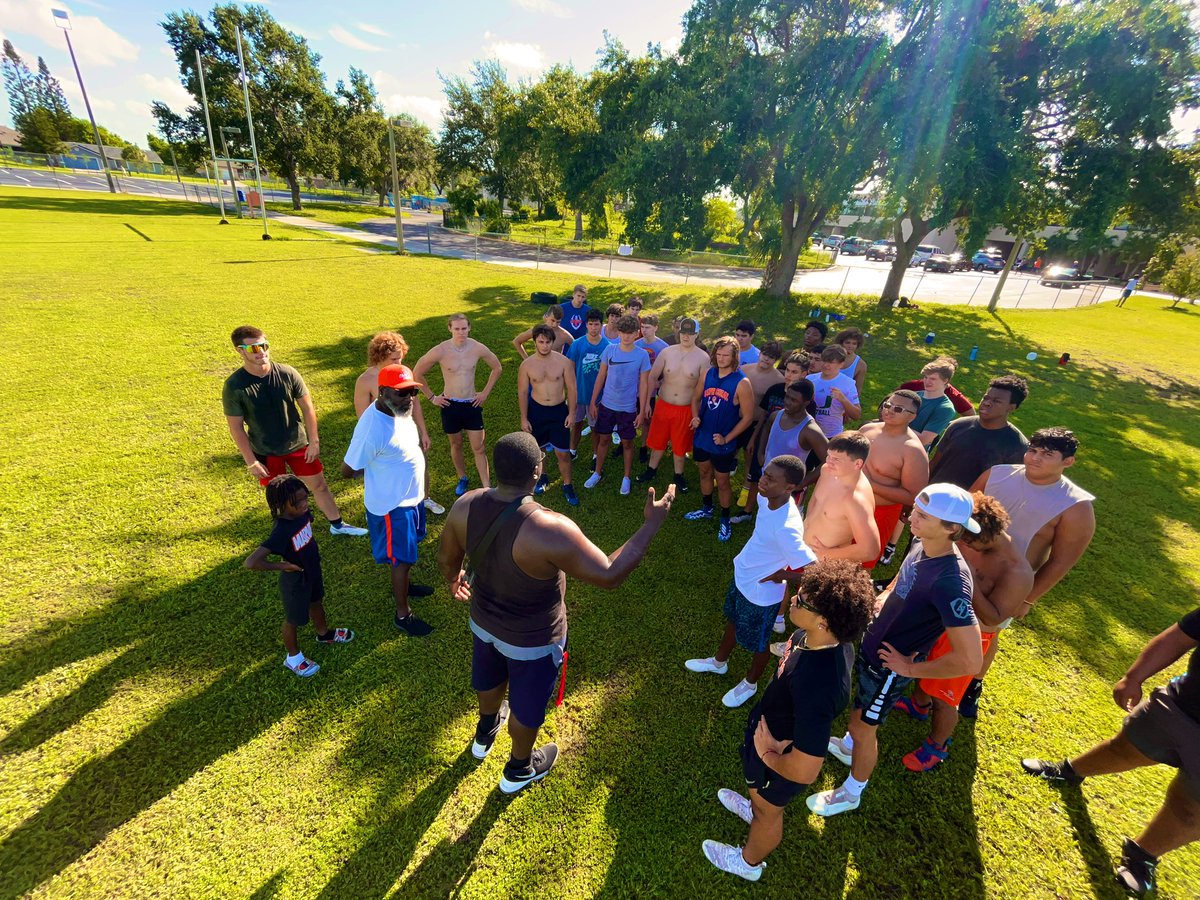 Freddy_HarleyJr's tweet photo. It’s a great day to be a Seahawk🧡💙🦅 https://t.co/w6nHxPSfH2