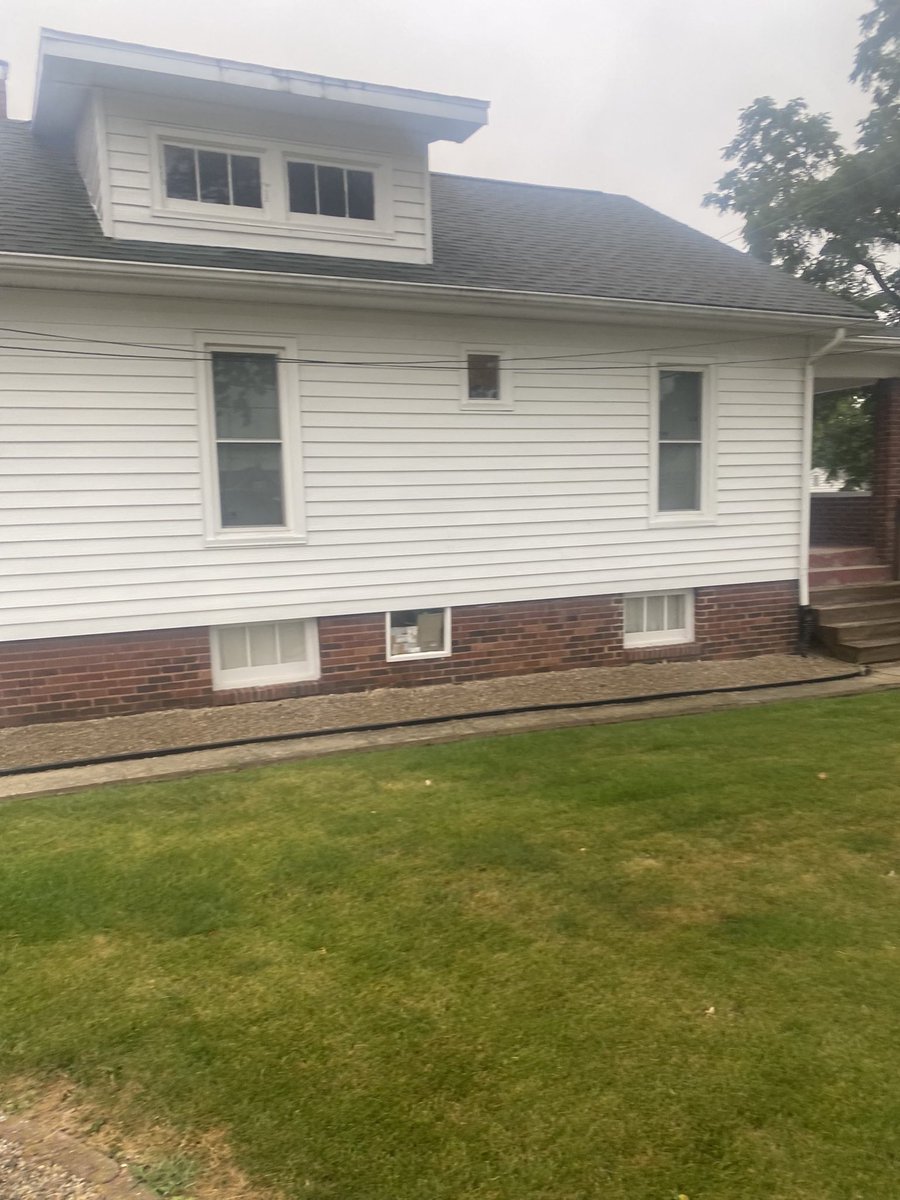 Ajilla28's tweet photo. @nicolecurtis  we are in dyer need of help picking out a new siding color. This steel siding is rusting and oxidizing… https://t.co/SyIpdDVPU0