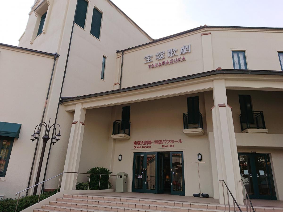 entamer_'s tweet photo. ◆宝塚大劇場
＜口コミ紹介＞
言わずと知れた宝��歌劇団専用の大劇場。何度観劇しても圧倒される華やかさ、不思議な魅力をもった舞台を見���ことができます。
https://t.co/FPLHQLBJDi
#エンタメール #ホームメイトリサーチ https://t.co/K0oeT8sGxS