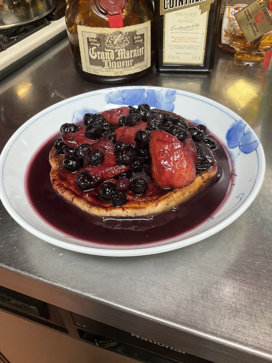 pinakyou's tweet photo. 今日の朝食

ベリーベリーパンケーキ

冷凍のベリー🫐と苺🍓があったから適当に朝食作った https://t.co/srhqV4wI8k