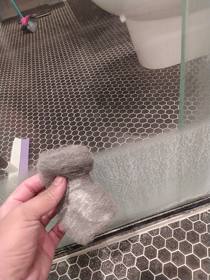 homemdiarista's tweet photo. Mirmãs, o resultado da limpeza de box com esponja de aço. Retirei toda a gordura corporal com o box seco. Depois só lavei com detergente e água sanitária. Não teve muito enredo a faxina não. https://t.co/Iq1g770cxz