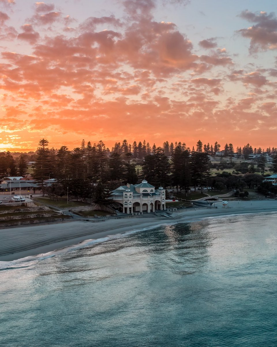 Sunrise at Cottesloe Beach 💕
.
.
#cottesloebeach #beach #sunrise #perth #holidayherethisyear