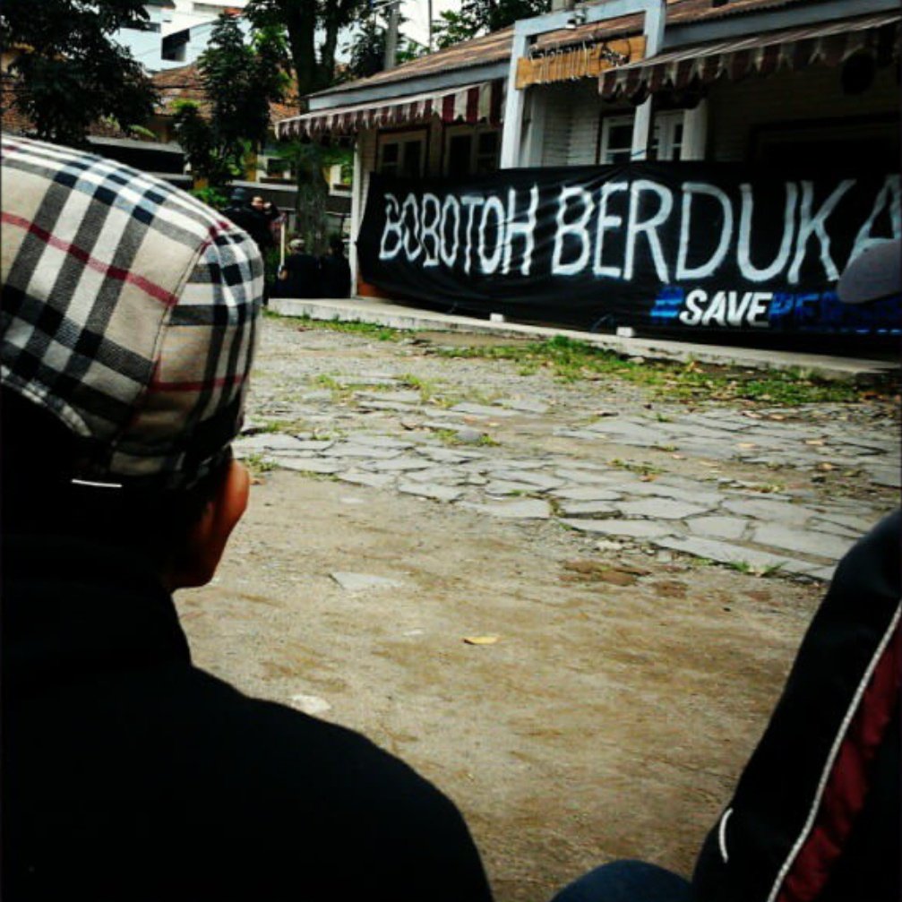 VivaLaPERSIB_'s tweet photo. Kala itu.........
BOBOTOH BERDUKA
#savePERSIB https://t.co/WizLPOLiTx