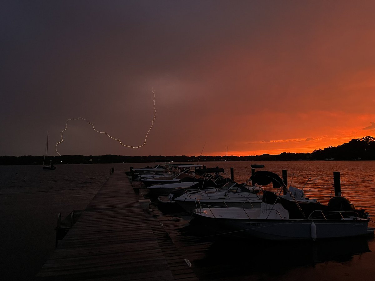 Cullenfig's tweet photo. 8:30 p.m. on the Severn River in Severna Park @JustinWeather https://t.co/9zbipoeRoP