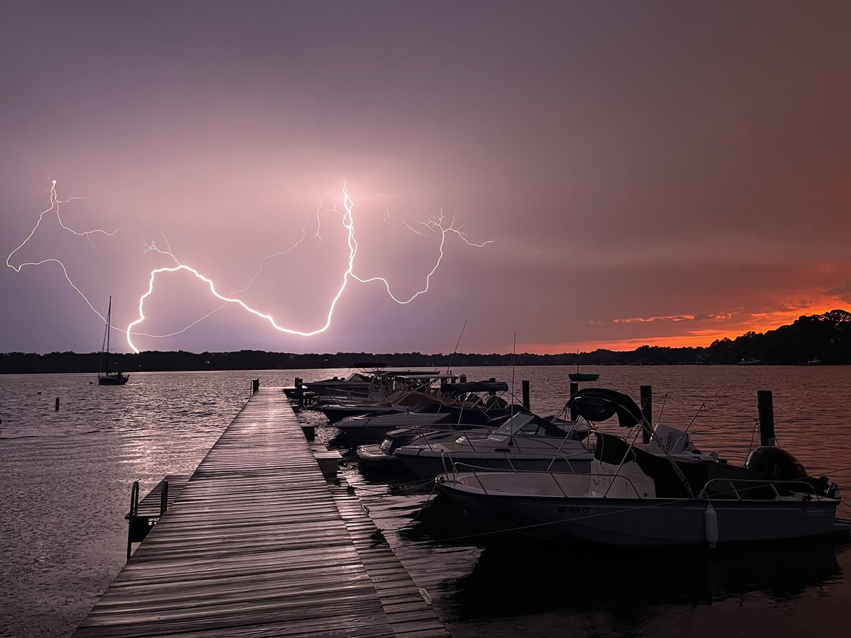 Cullenfig's tweet photo. 8:30 p.m. on the Severn River in Severna Park @JustinWeather https://t.co/9zbipoeRoP