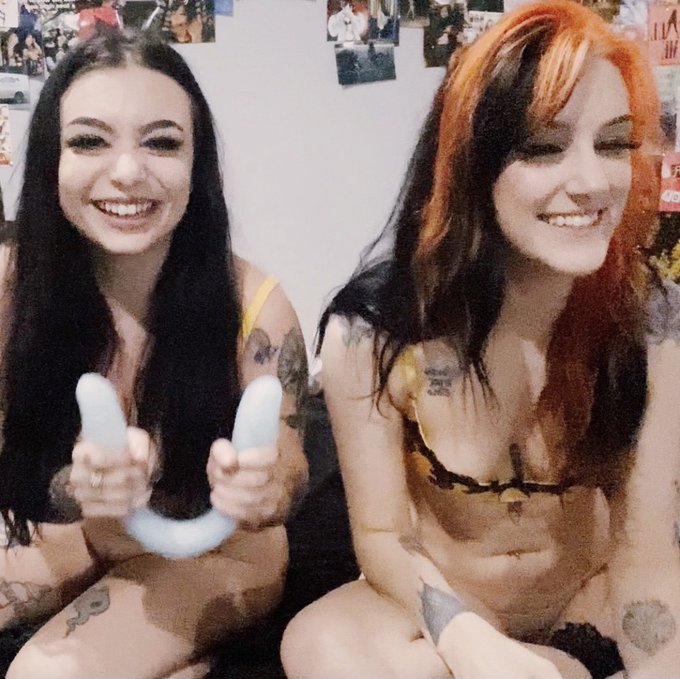 ok but who wants to see us share the double sided dildo 🙋🏻&zwj;♀️🙋🏻&zwj;♀️ https://t.co/Cw8IJprNLU