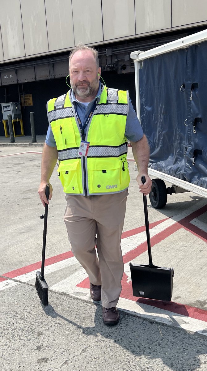 skarabetian's tweet photo. A safety first culture starts with simple things, daily stretches and FOD walks 👍. @rodney20148 @csarkari @Jordan_Bykowsky @UA_Ramp_Proud @AOSafetyUAL https://t.co/JYpDjs2nII