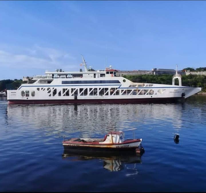 Ahora sí pineros. Ya nuestro Ferry #IsladelaJuventud está en aguas cubanas. Pronto estará brindando servicios a nuestro pueblo.
#ParaElPuebloTrabajamos
#AlPuebloNosDebemos 
#GraciasRevolución