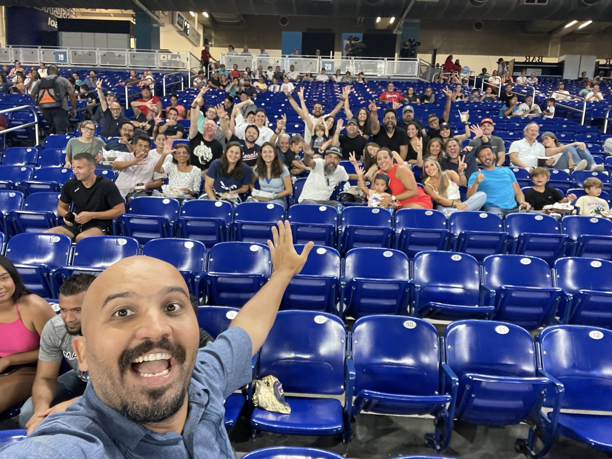 Coriplex's tweet photo. Celebrando el cumple de rafa viendo los @LosMarlins #MakeitMiami https://t.co/6eHMv7RPed