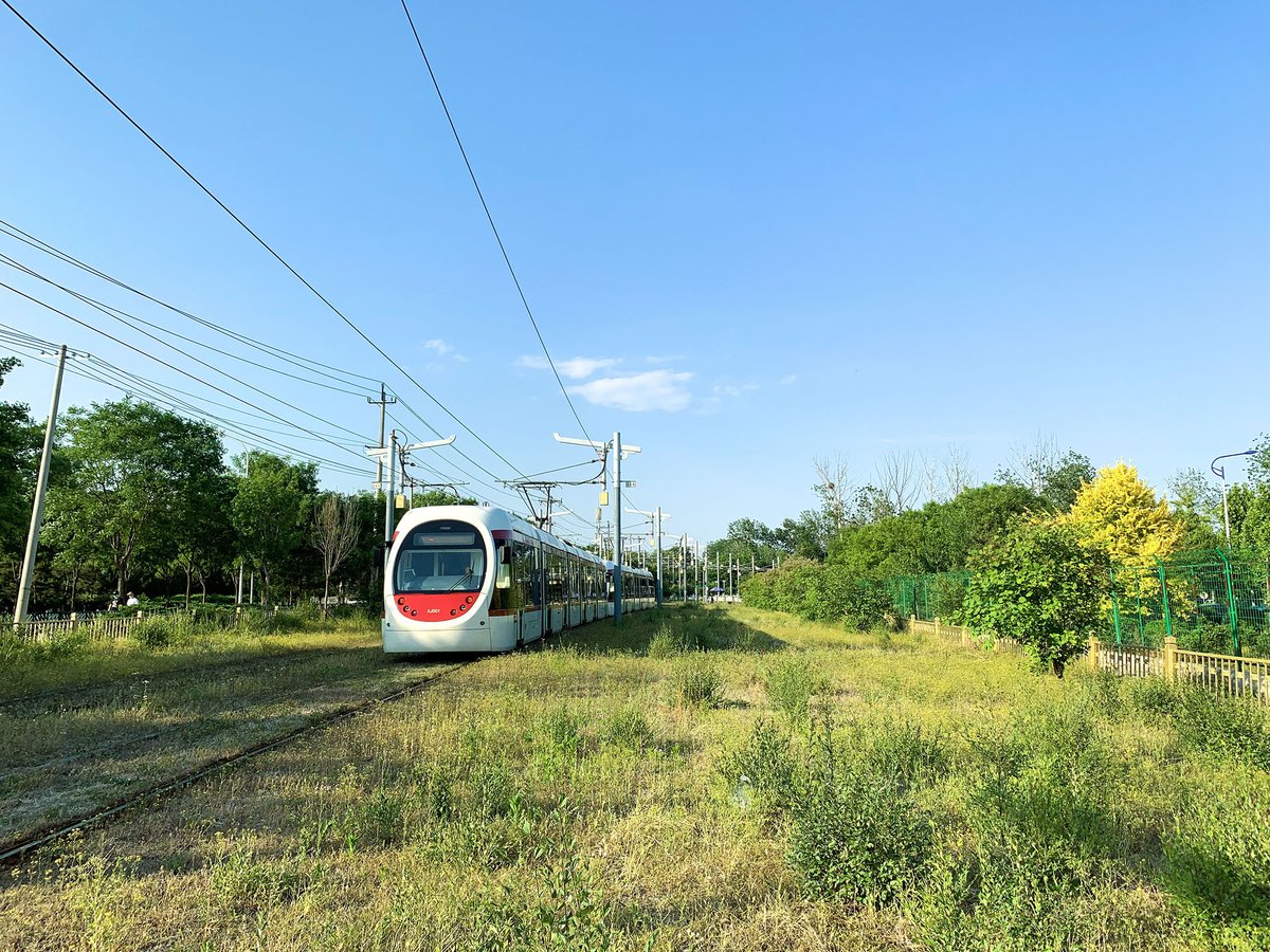 VisitBeijingcn's tweet photo. The Xijiao Line is the city's first modern tramline. Connecting from Beijing Metro Line 10, the tram offers a scenic way to travel to famous Haidian landmarks, including the Summer Palace and the Fragrant Hills. 

📍 Beijing Modern Tram Xijiao Line

#tram #tramlines #beijing https://t.co/hBDshcBcxR