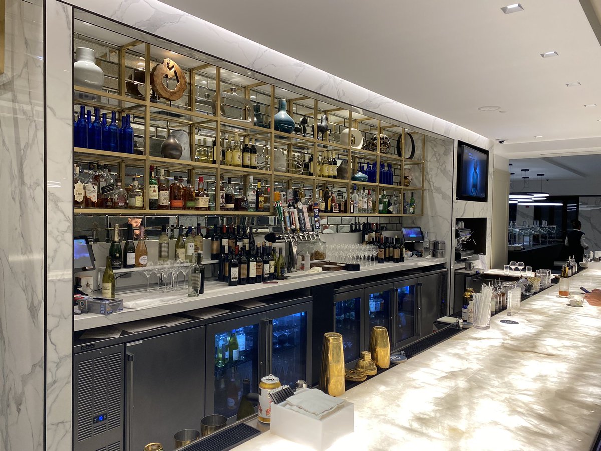 themileaddict's tweet photo. Decent selection at the IAD Polaris Lounge. Thanks for the great service at the bar! Not bad #United. #polarislounge https://t.co/iHSibjp6OU