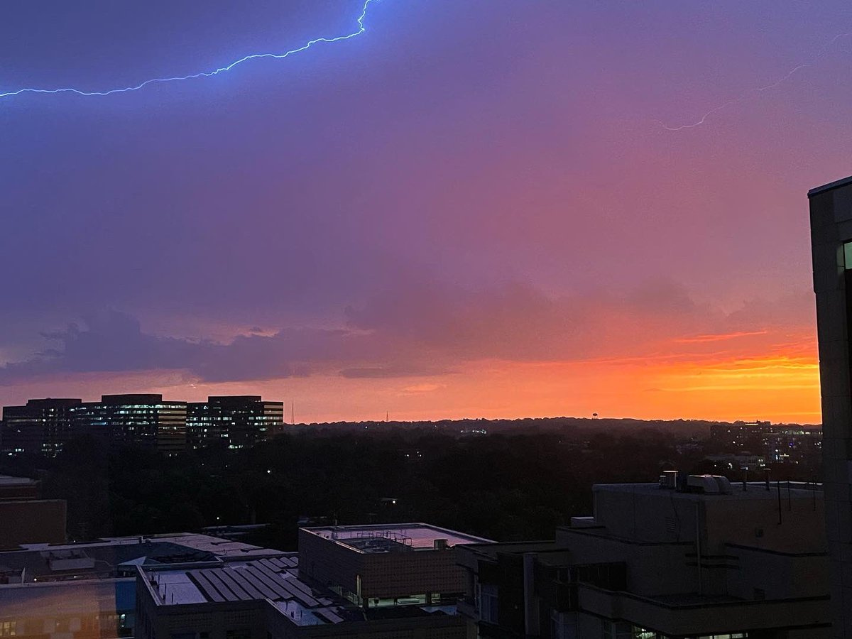 armand_silva's tweet photo. Stormy sunset @RosslynVA @capitalweather @amelia_draper https://t.co/pkuD5LVDEp