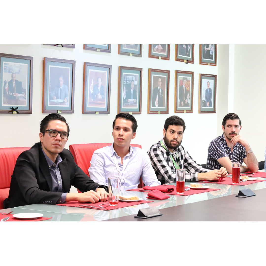 Esta tarde se llevo a cabo la Comisión Mixta OP Zapopan, liderada por <a href="/IsmaelJauregu11/">Ing. Ismael Jáuregui Castañeda</a>  - #CMICJalisco, <a href="/cmicjal_pdte/">Roberto Escobedo Rivas</a>  en donde se acordó invitar al  jurídico de la dependencia para dar seguimiento a integrar una cláusula en los contratos sobre el centro de solución controversias