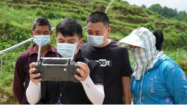 OnandBeyond0011's tweet photo. Wow,using drones for modern-day farming. It’s so cool! @DJIGlobal
#TechnologyPower #ChineseFarmers https://t.co/2RMyBCww0W