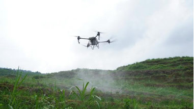 OnandBeyond0011's tweet photo. Wow,using drones for modern-day farming. It’s so cool! @DJIGlobal
#TechnologyPower #ChineseFarmers https://t.co/2RMyBCww0W