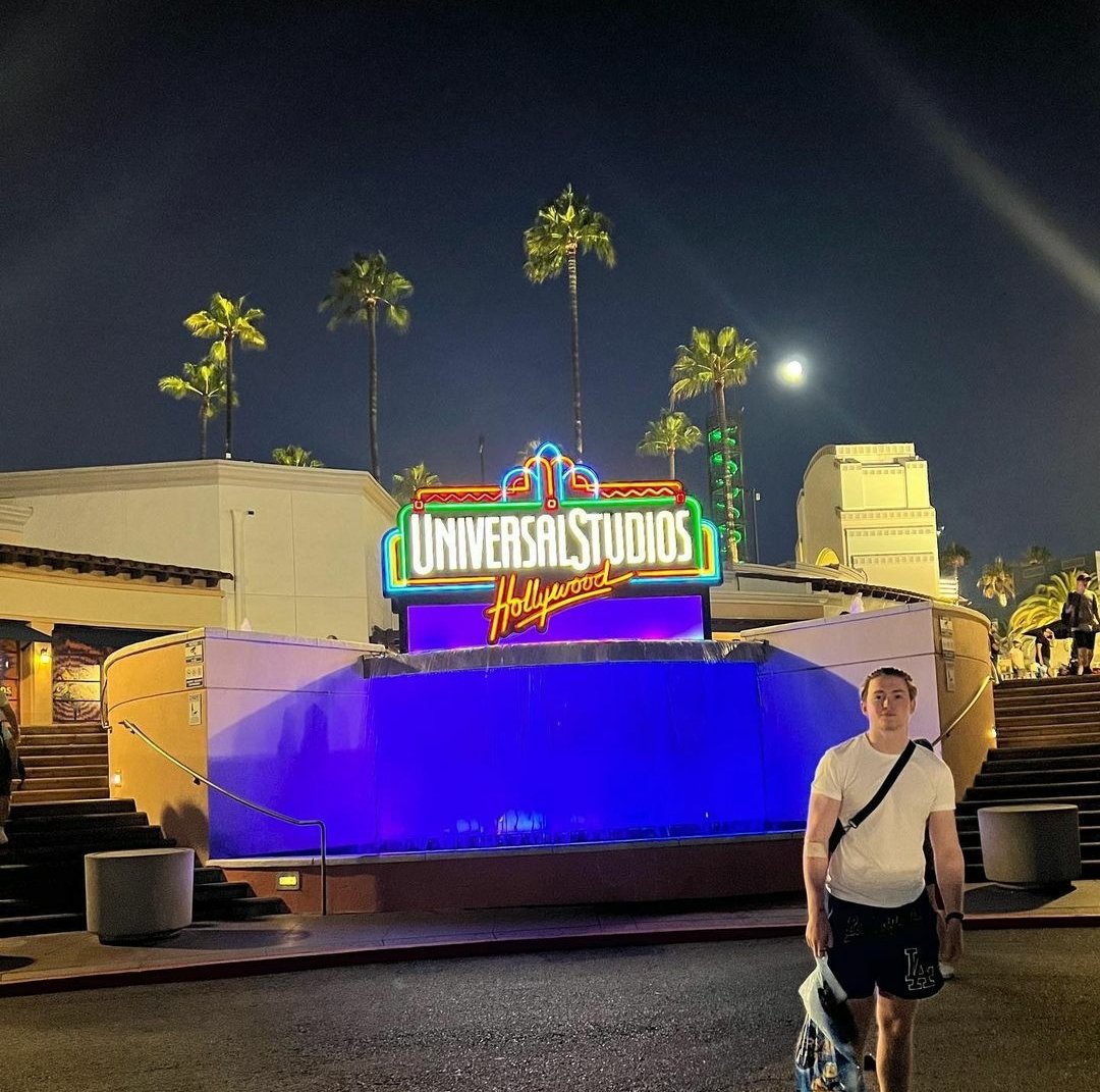 heartstbrasil's tweet photo. Kit Connor no parque do Universal Studios Hollywood. 🍂📲

Eu nos brinquedos sou assim... https://t.co/zu9ORmOYX5