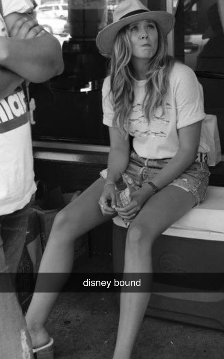 aiahkooo's tweet photo. elizabeth olsen sitting like she wants to attract women .. https://t.co/DProlGvQMr