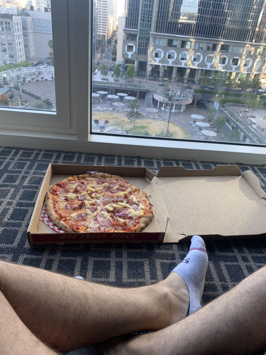 danieljohnson4's tweet photo. When you’re too scared to be outside in DTLA https://t.co/sxnBLsPKGz