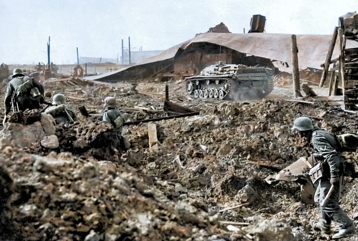 SoftWarNews's tweet photo. Sejarah: Pertempuran Stalingrad

Pertempuran di Stalingrad pada tahun 1942 mungkin merupakan satu-satunya pertempuran paling terkenal dalam perang Nazi-Soviet, dan biasanya disebutkan dalam sejarah populer sebagai "titik balik" perang. (1) https://t.co/kXHyW2IDnU