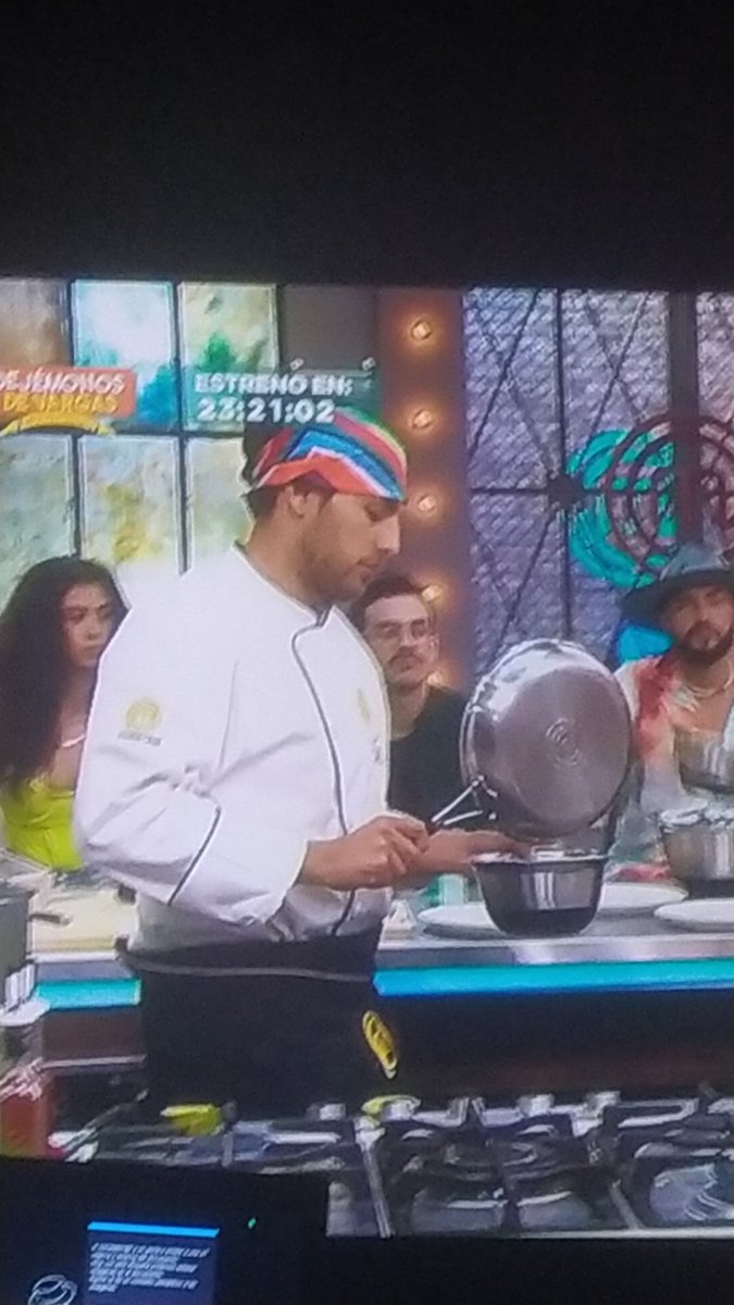 Carlitos no sé si va a cocinar o va leer la mano 😂 #MasterChefCelebritycolombia